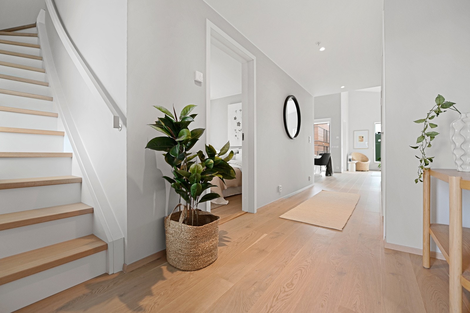 Trappen binder etasjene sammen i den åpne løsningen. Gjennomlys skaper luft og rom. Galleribilde