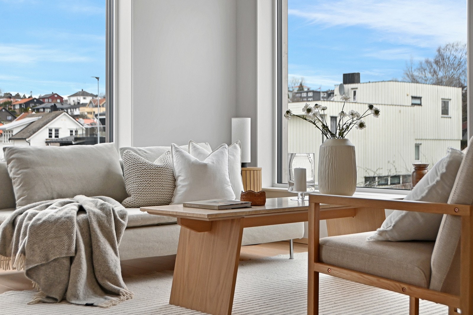 Stuen har store vinduer, dempet veggfarge og enstavs eikeparkett. Et vakkert rom med varm og moderne atmosfære. Galleribilde