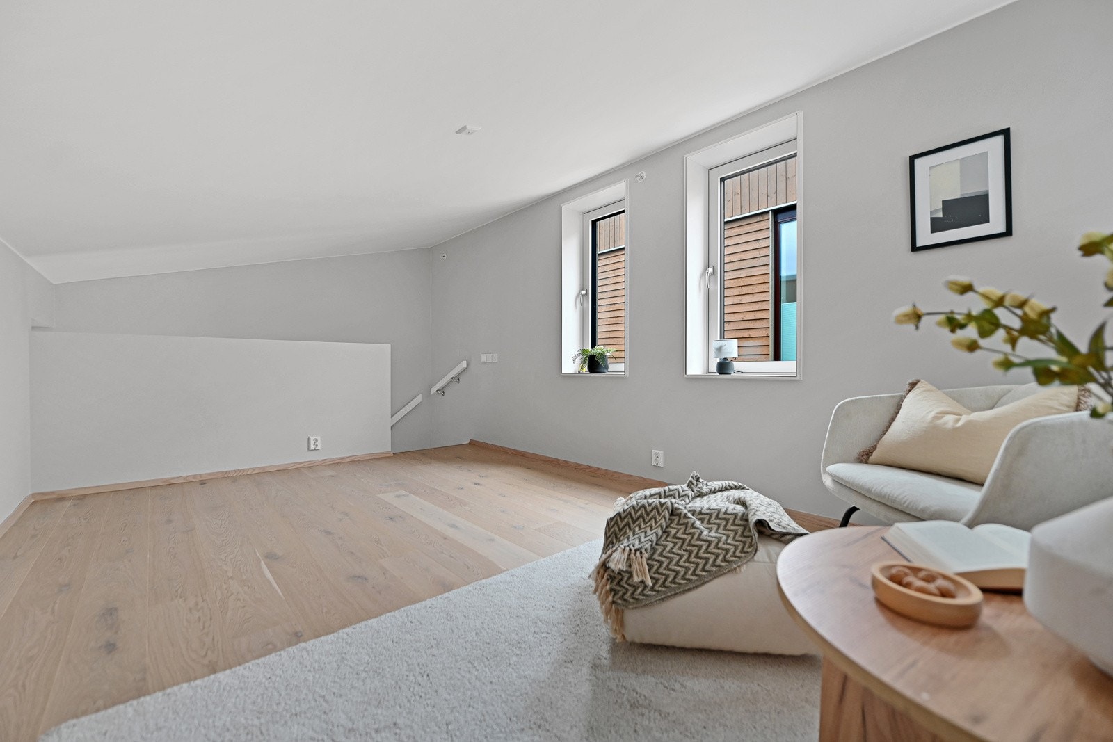 Vinduer i loftstuen gir rikelig med lys og utsikt - og gjør rommet ekstra tiltalende og anvendelig. Galleribilde