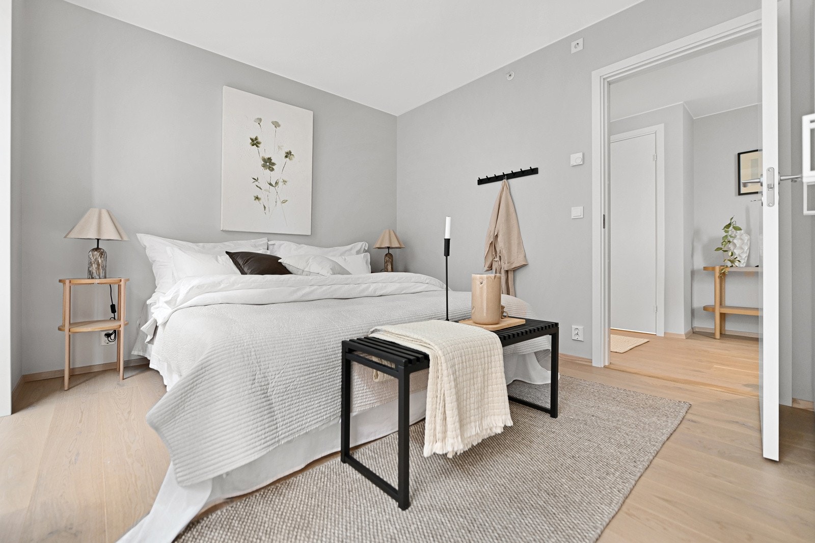 Soverommet er romslig med god plass til dobbeltseng og oppbevaring. Galleribilde