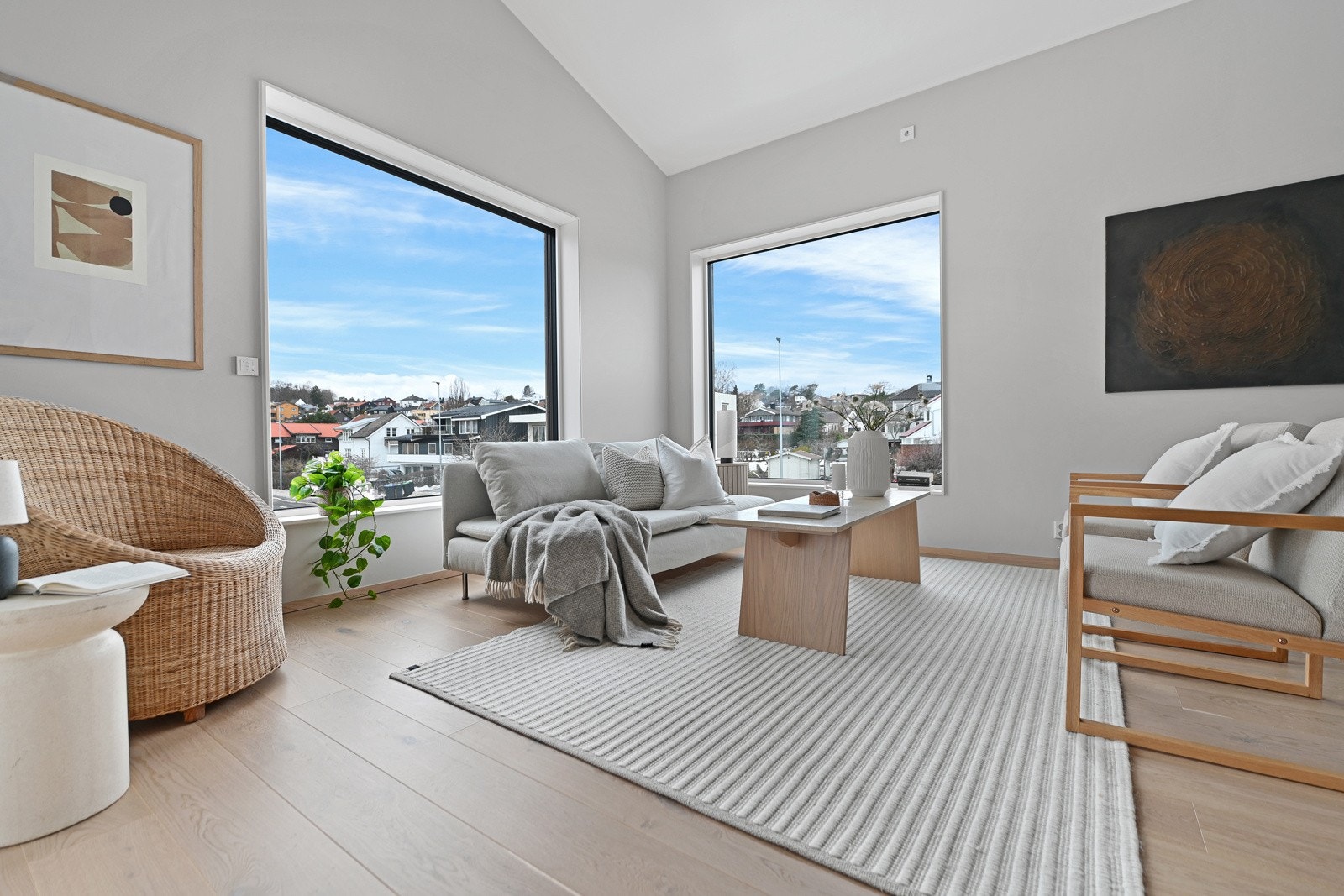 Det varme tregulvet som skaper en lun kontrast til de lyse veggene. Utsikten gjennom vinduene gir nydelig dagslys hele året. Galleribilde