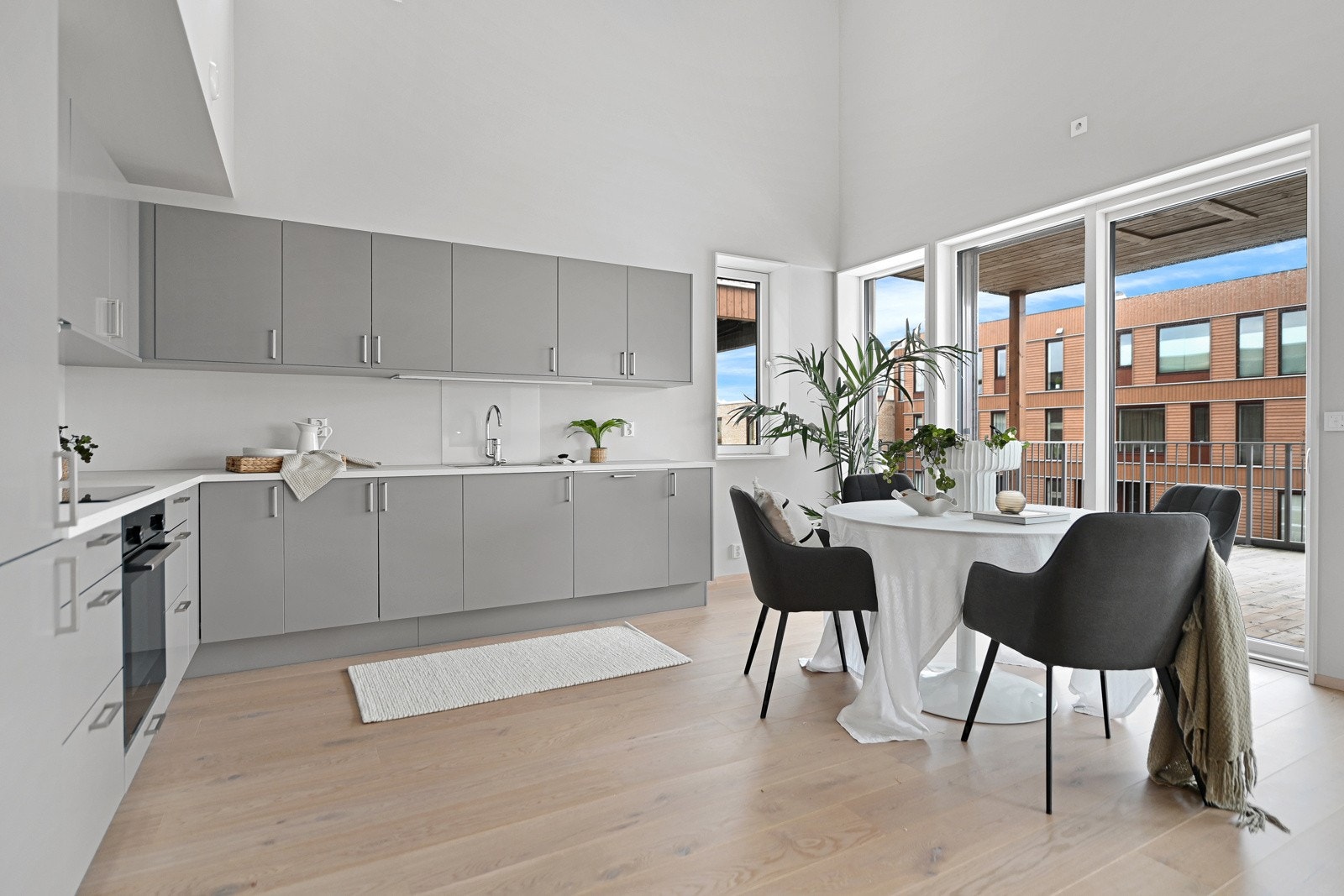 Her er de fint å sitte både med morgenkaffe og kveldsmat. Galleribilde