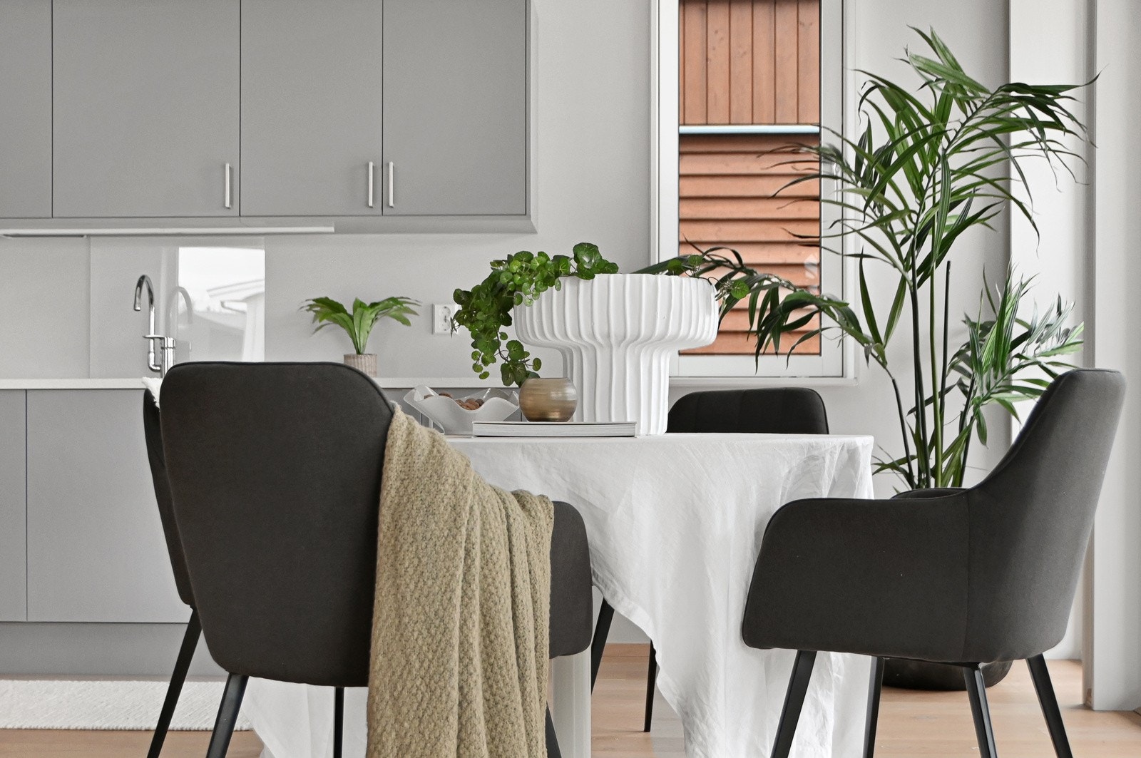 Spiseplassen er et naturlig samlingspunkt i leiligheten. Et sted hvor måltider blir til minner. Galleribilde