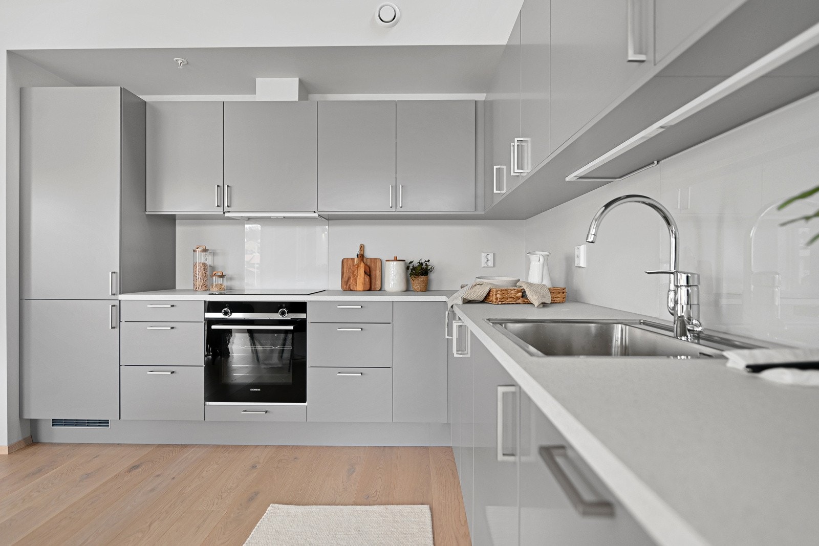 Kjøkkenets åpne løsning gir god flyt og gjør det enkelt å bevege seg mellom sonene. Galleribilde