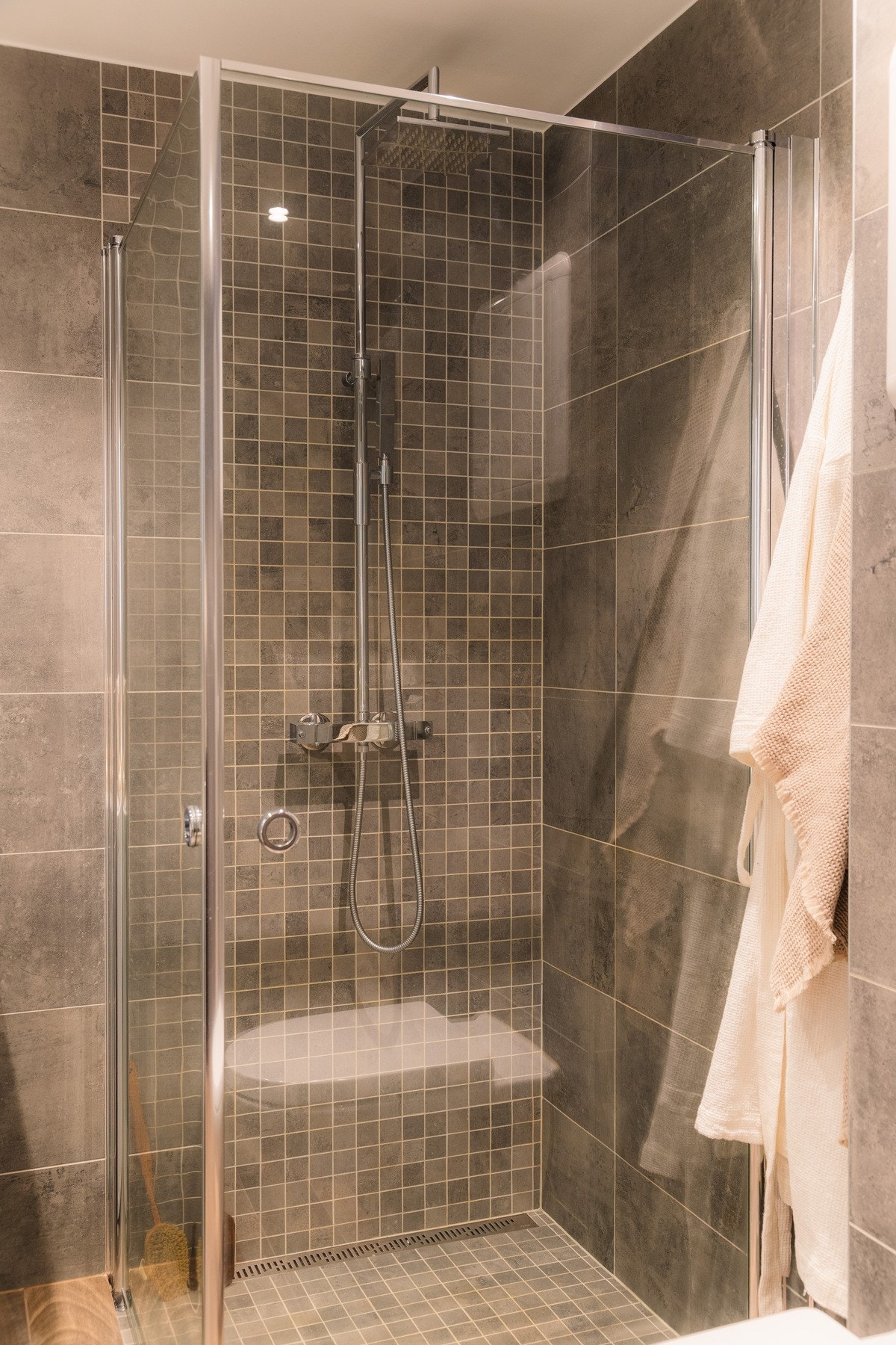 - Regnfallsdusj og innsvingbare glassdører - Galleribilde