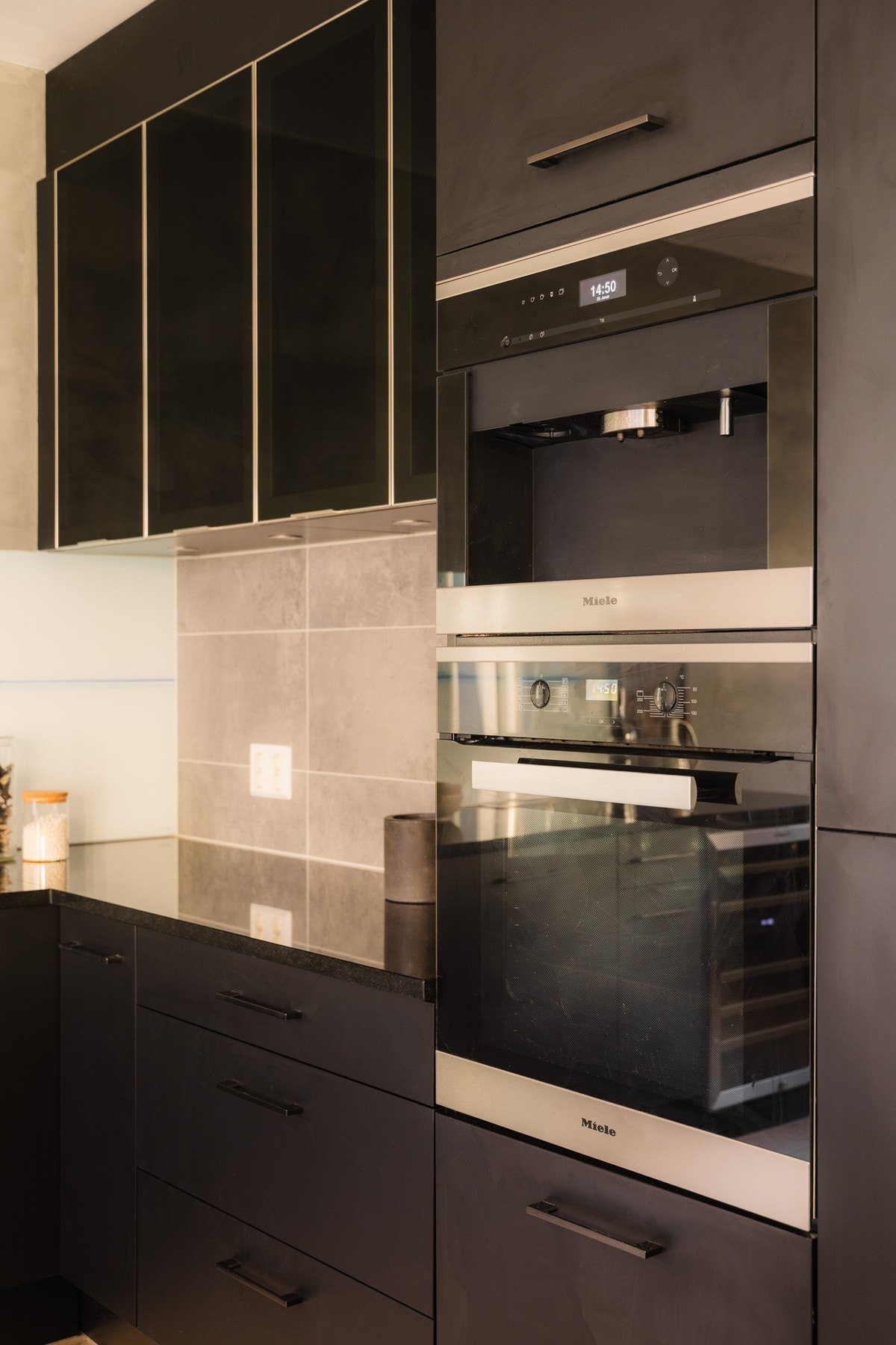 - Integrert kaffemaskin og hvitevarer medfølger. Benkeplate i stein. Waterguard er montert i underskap - Galleribilde