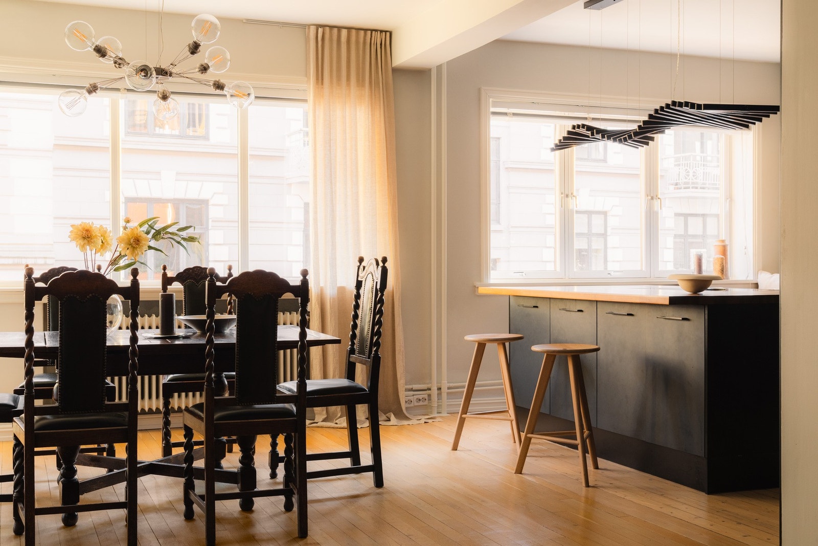 - Spisestuen ligger i en sosial og åpen løsning mot kjøkkenet - Galleribilde