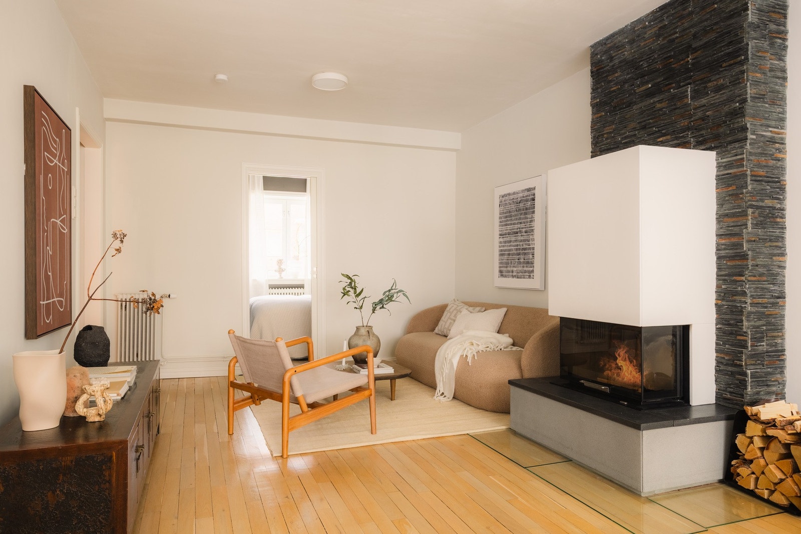 - Innbydende stue med god plass til sofaseksjon. Legg merke til de originale tregulvene - Galleribilde