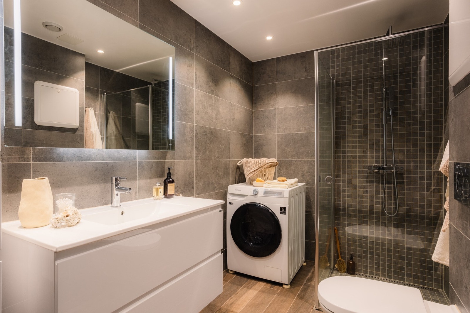 - Flott flislagt baderom rehabilitert i 2018 av fagfolk. Armatur og vask fra Tapwell - Galleribilde