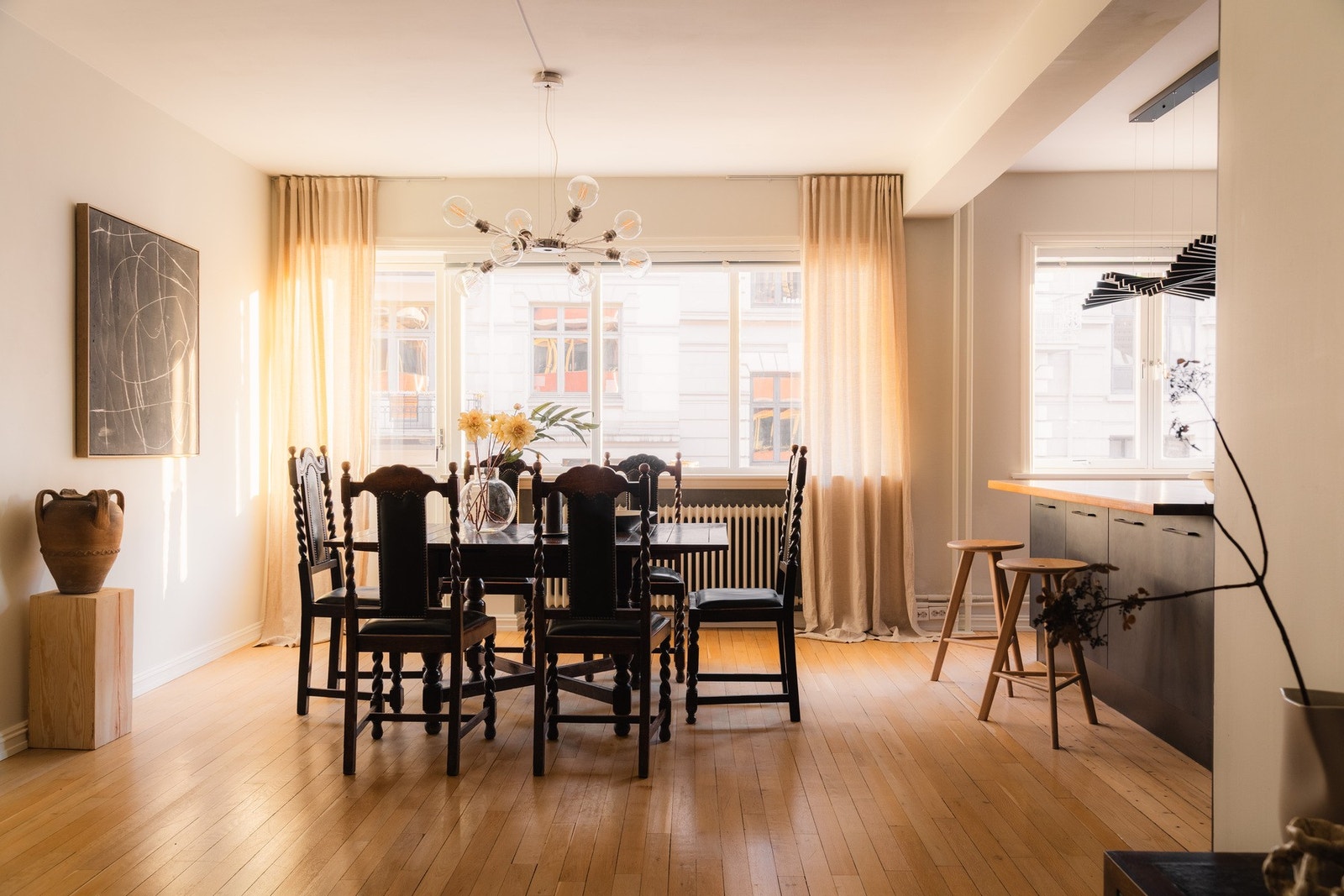 - Store vindusflater gir godt med naturlig lysinnslipp. Fra stuen er det adkomst til balkongen - Galleribilde