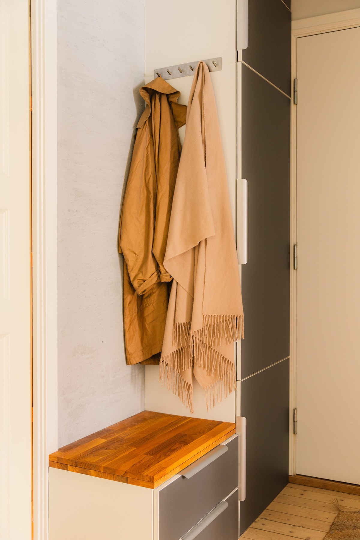 - Godt med lagring i plassbygget garderobe. I tillegg er det bod på loft og i kjeller - Galleribilde