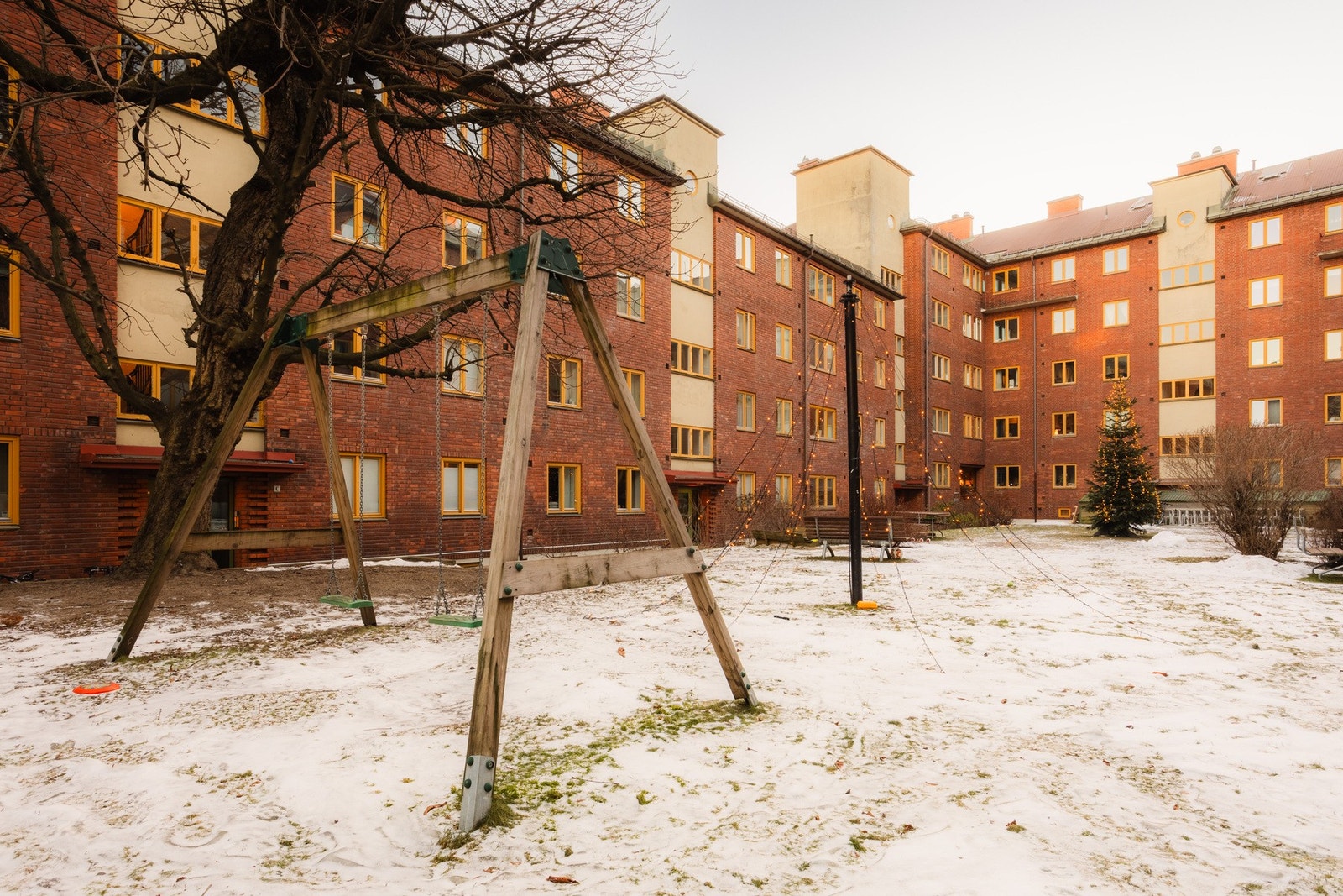 - Flott bakgård til glede for beboerne. Her kan man feire bursdager, noen soler seg på plenen og barn har mange lekemuligheter. Det har vært arrangert felles sommerfester og julegrantenning i hagen - Galleribilde