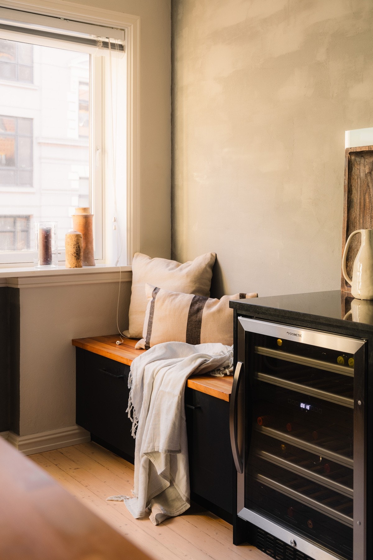 - Koselig sittekrok med oppbevaring under. Vinskapet medfølger - Galleribilde