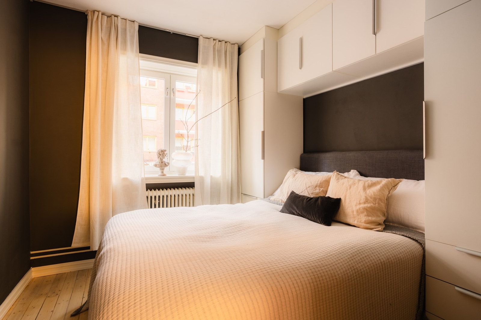 - Delikat soverom med god plass til dobbeltseng. Plassbygget garderobe - Galleribilde