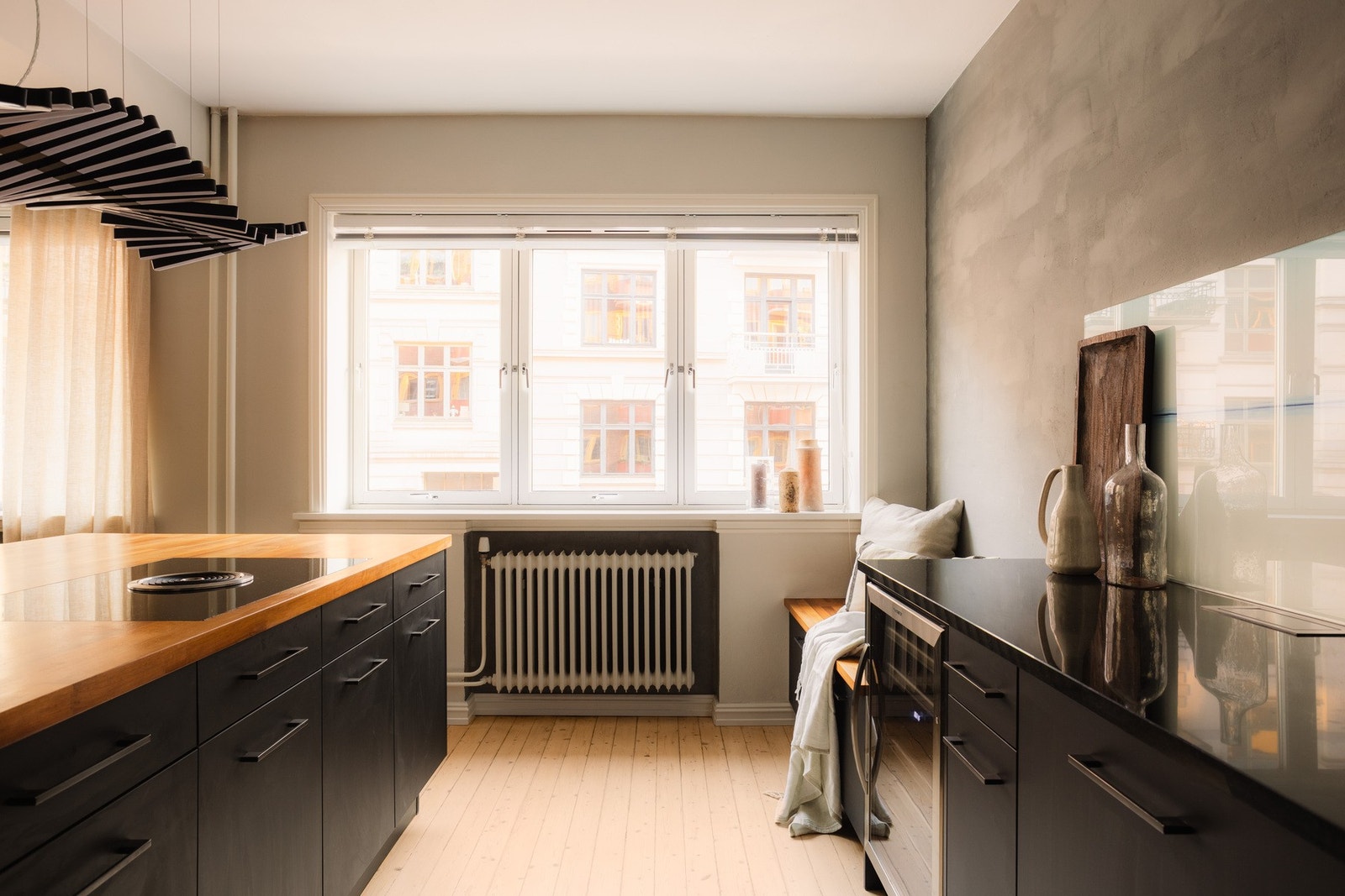 - Spesialtilpassede plissègardiner medfølger. Varmtvann og fyring er inkludert i felleskostnadene - Galleribilde