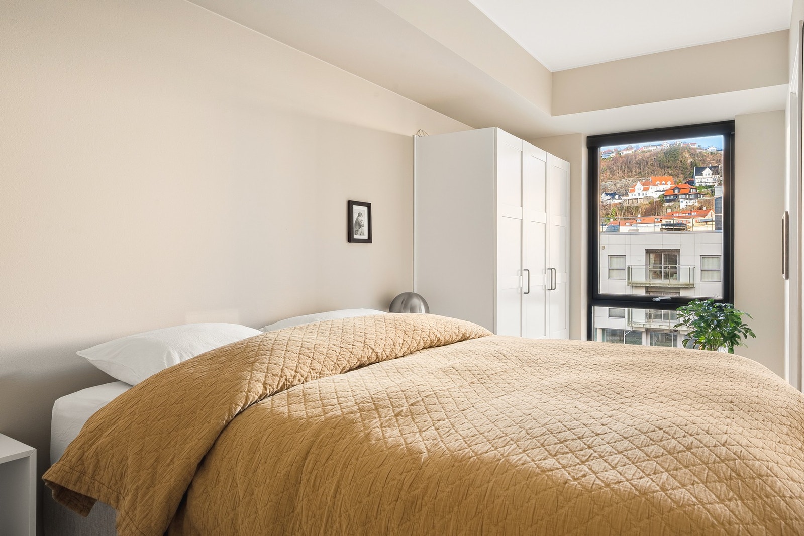 Soverommet måles til 10,3 kvm. og har plass til seng med nattbord på hver side. Galleribilde