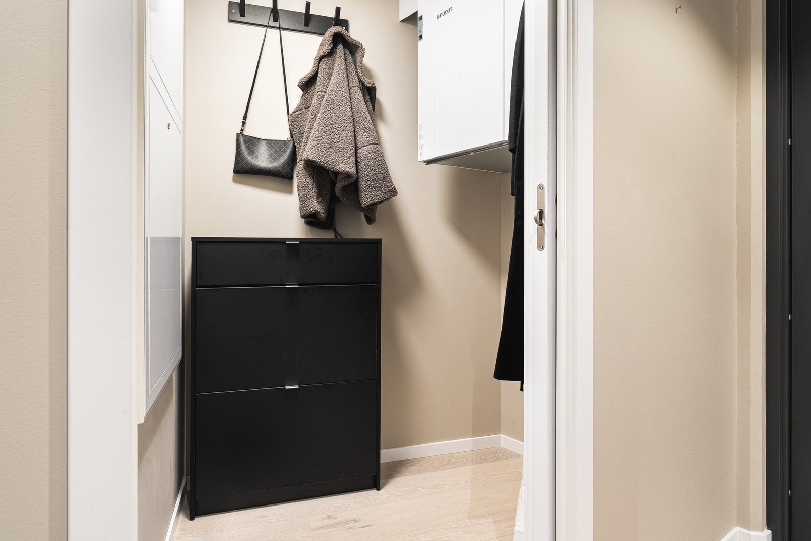 I entréen er det inngang til den innvendige boden for ekstra oppbevaringsplass. Galleribilde