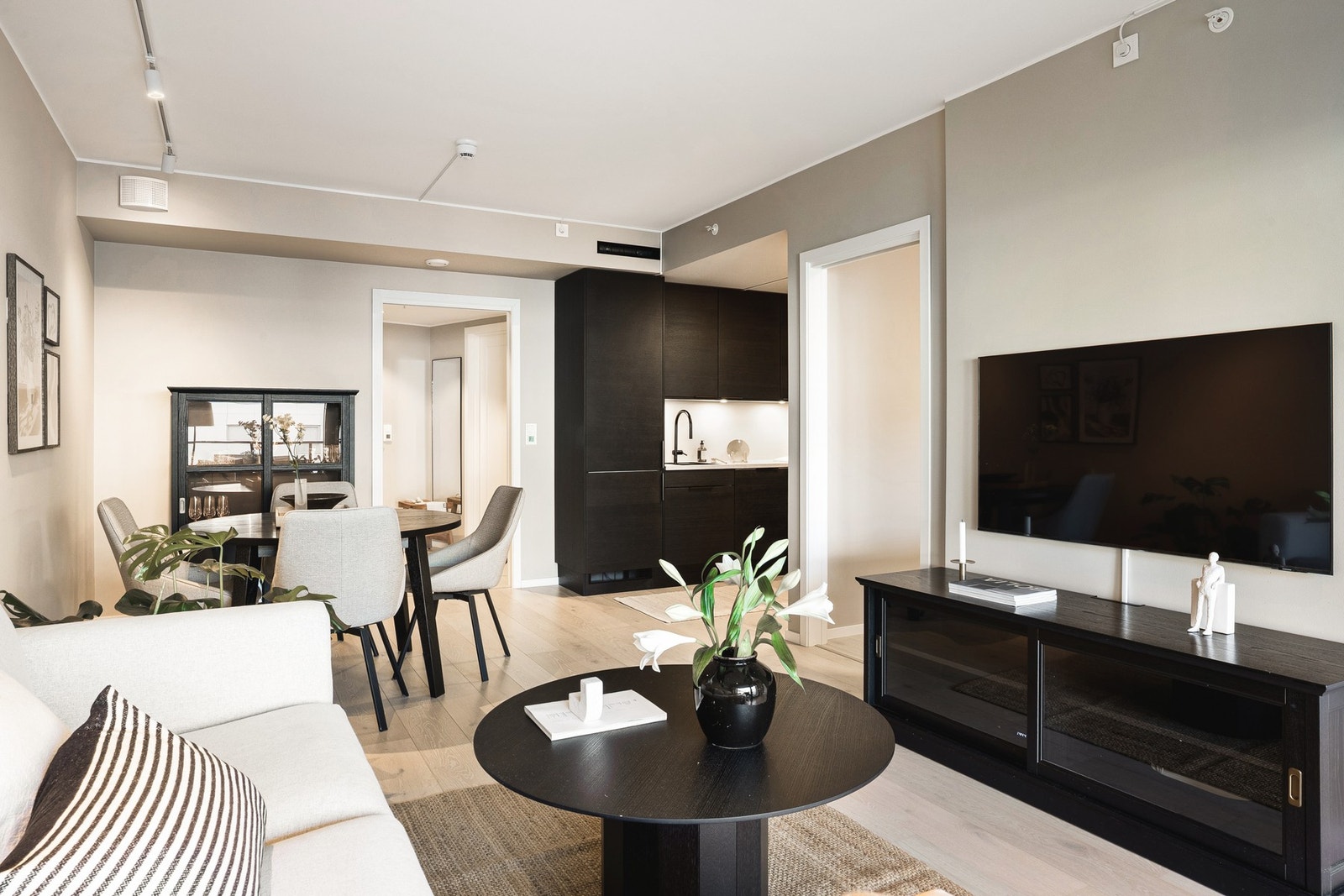 Grunnet rommets størrelse og planløsning er det plass til å møblere med den favoriserte sofakroken og spisebord. Galleribilde