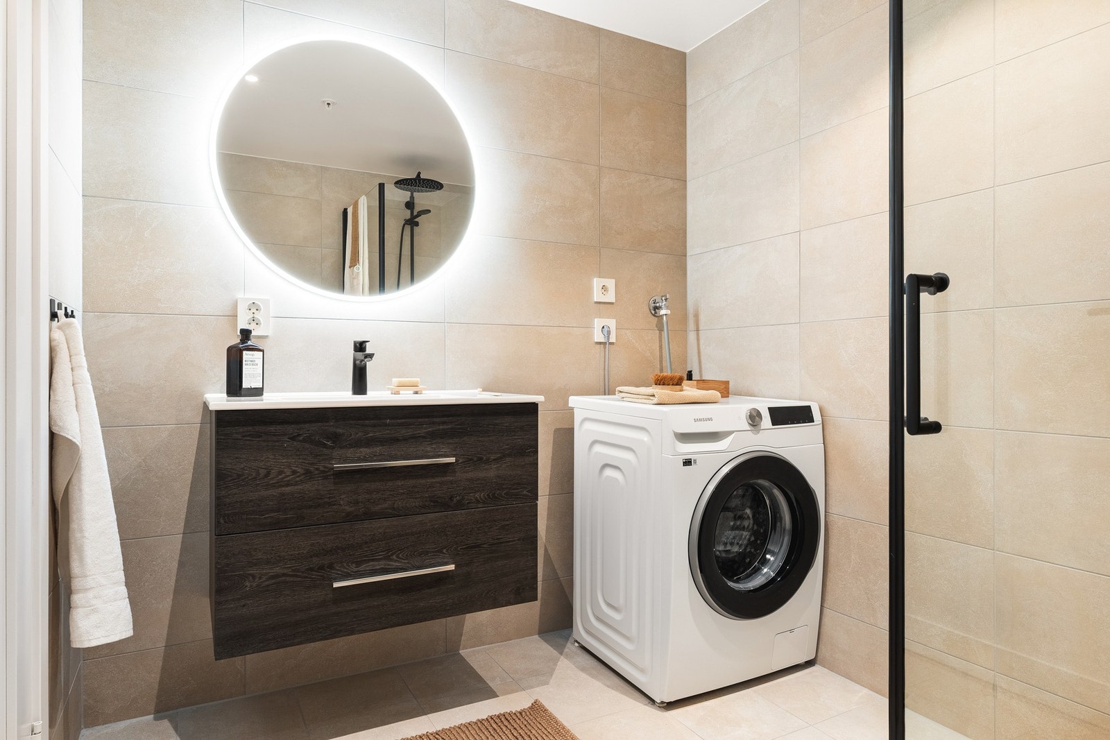 Badet måles til 4,7 kvm. og er helfliset med underliggende varmekabler, og har innfelte downlights i himling. Galleribilde