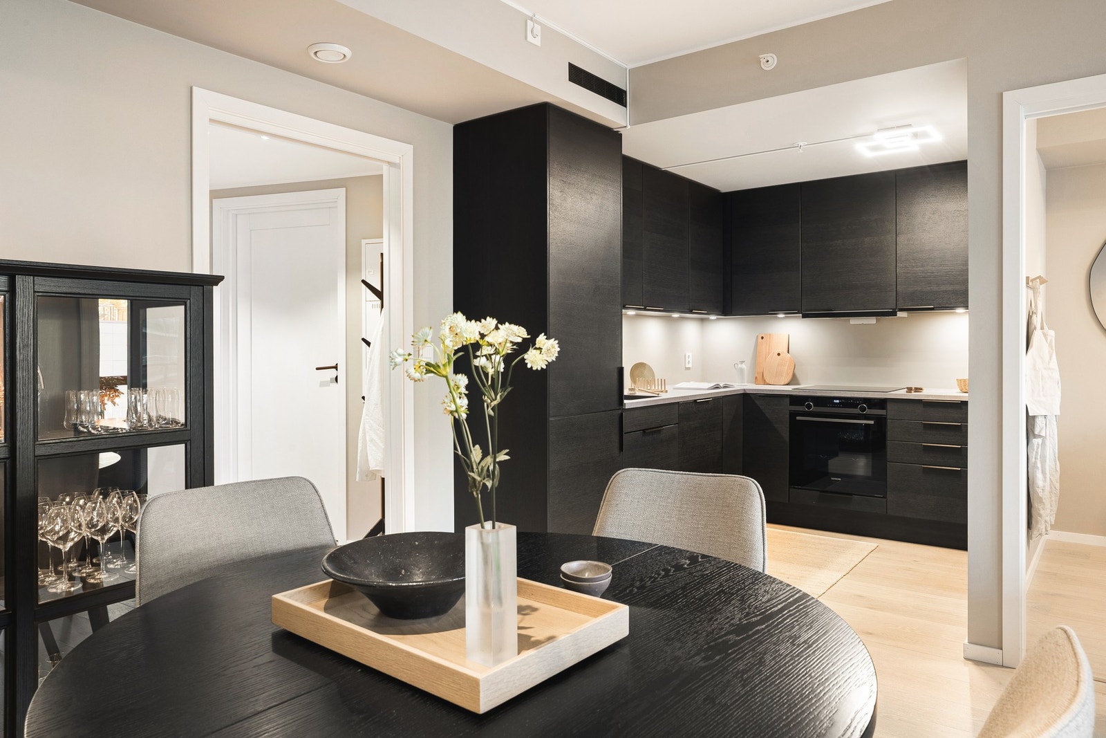 Det lekre kjøkkenet har en innredning som er levert av Sigdal og består av slette fronter og benkeplate av laminat. Galleribilde