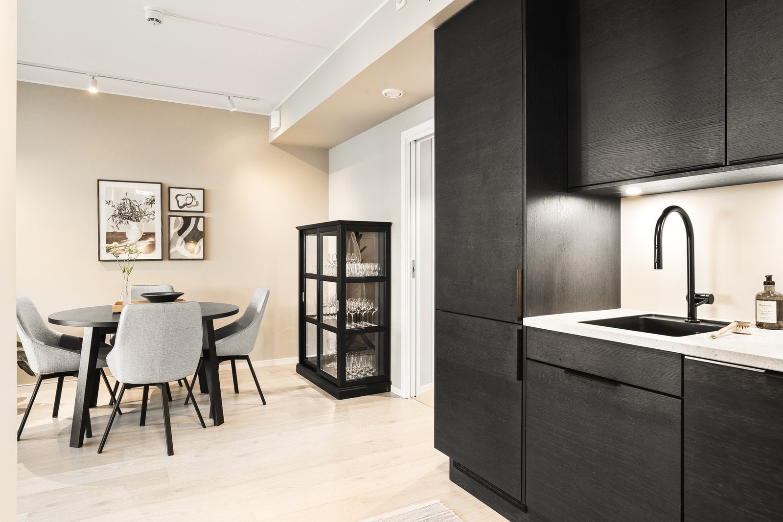 Leiligheten har et lekkert 1-stavs parkett på gulv. Galleribilde