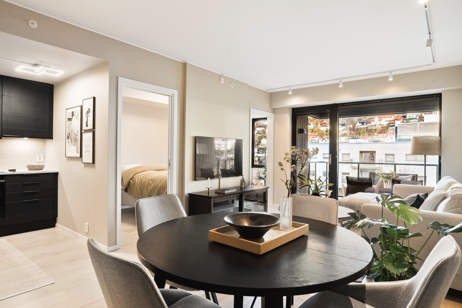 Ved stuen finner vi også soverommet. Galleribilde