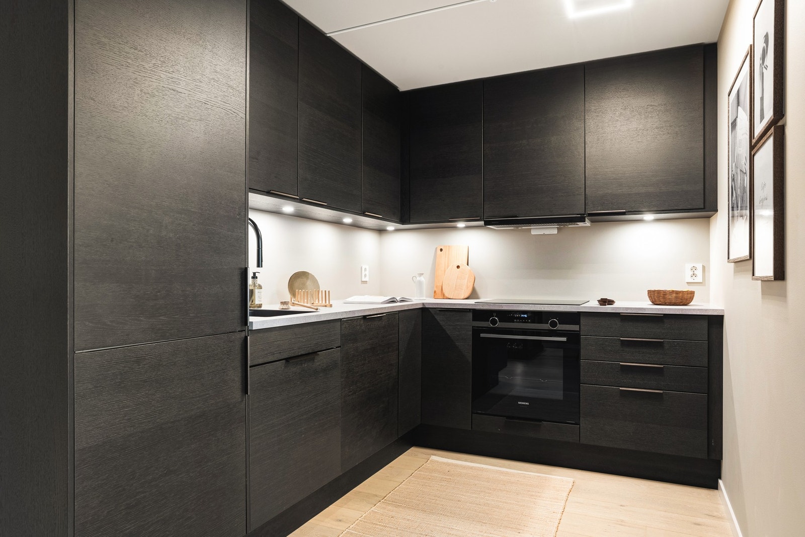 Her er det godt med oppbevaringsplass i skuffer og skap, samt arbeidsplass på benkeplaten. Galleribilde