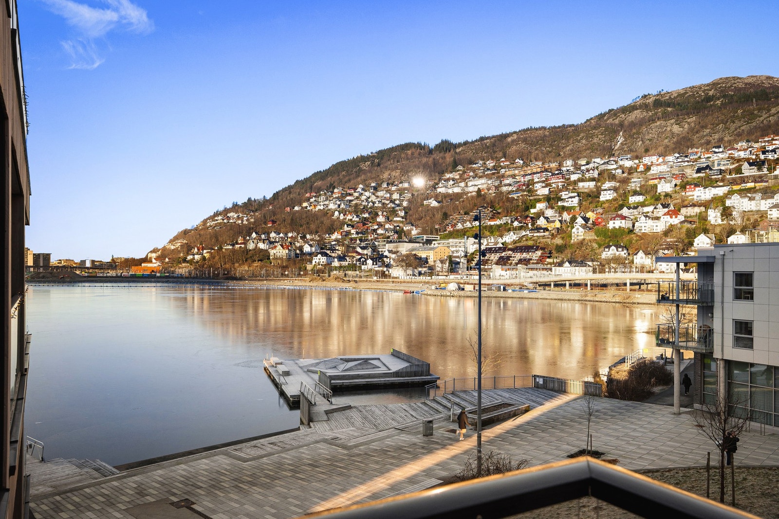 Leiligheten har en balkong med utsikt over Store Lungegårdsvannet! Galleribilde