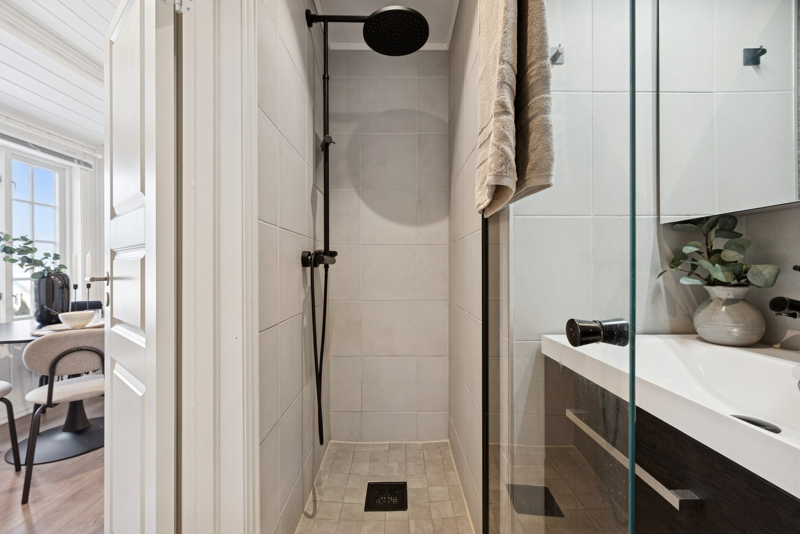 utstyrt med servantinnredning, dusjnisje og toalett. Galleribilde