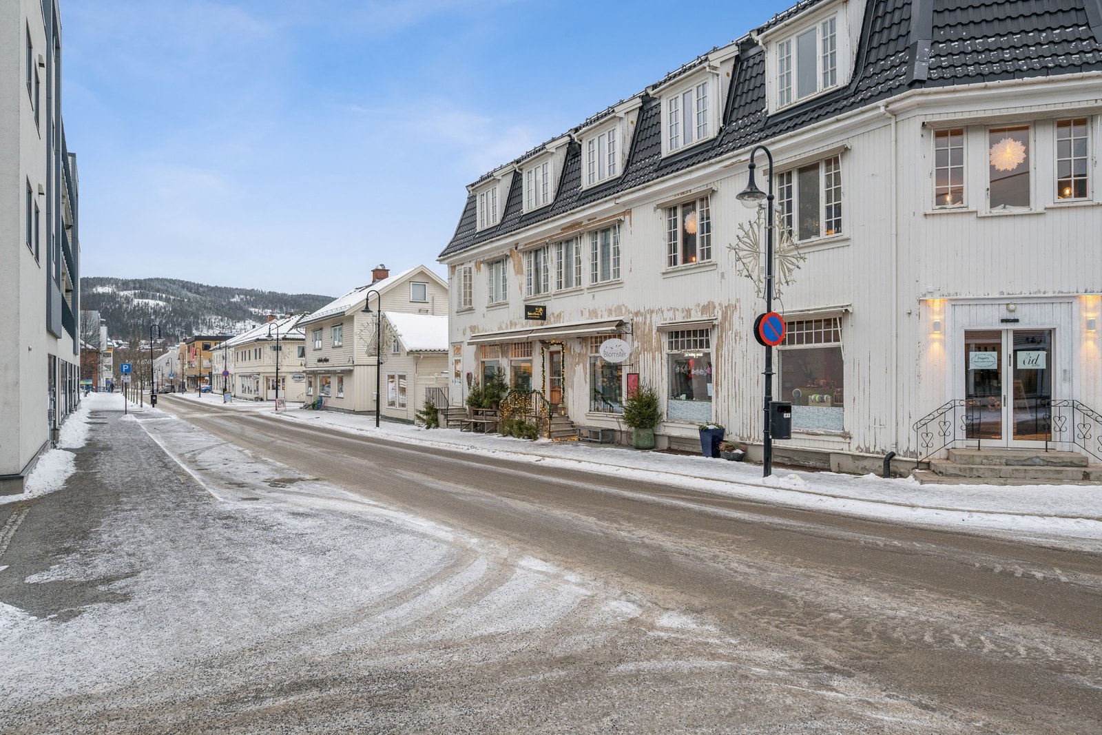 Nesgata 2 har en svært attraktiv og sentral beliggenhet midt i hjertet av Jevnaker sentrum. Galleribilde