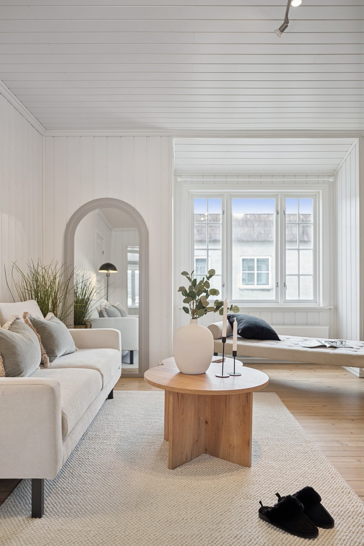 Den lysmalte stuen er lett å innrede etter ønske og behov. Galleribilde