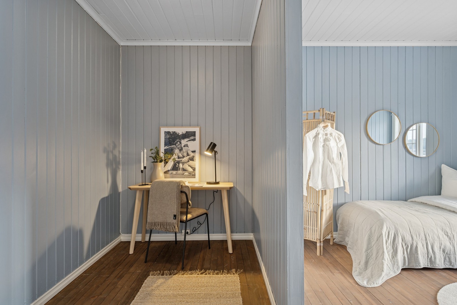 Bak lettvegg er det fin plass til skrivepult eller garderobeløsning. Galleribilde