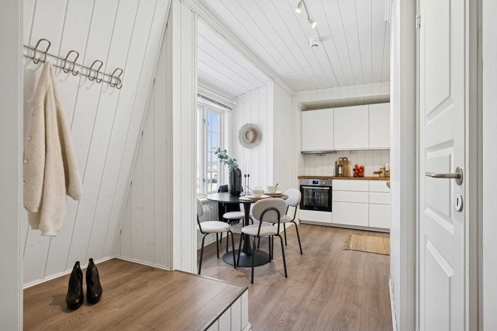 Velkommen inn - lys entré med fin plass til å hensette sko og yttertøy. Galleribilde