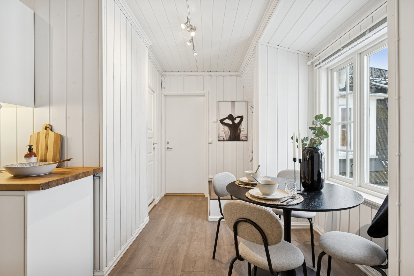 Fra entréen kommer du videre til kjøkkenet. Fin plass til kjøkkenbord ved vinduet. Galleribilde