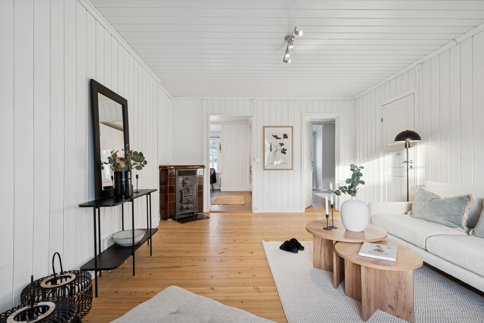 Stuen er lys og luftig - fin plass til sofagruppe og annet møblement. Galleribilde