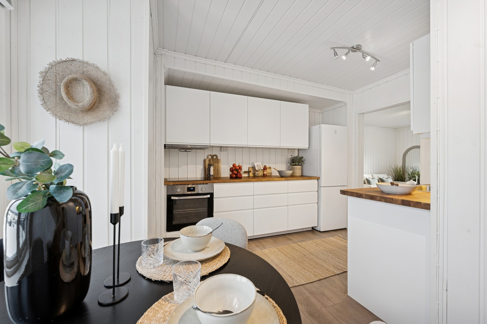 Innredningen har integrerte hvitevarer med unntak av kjøleskap. Galleribilde