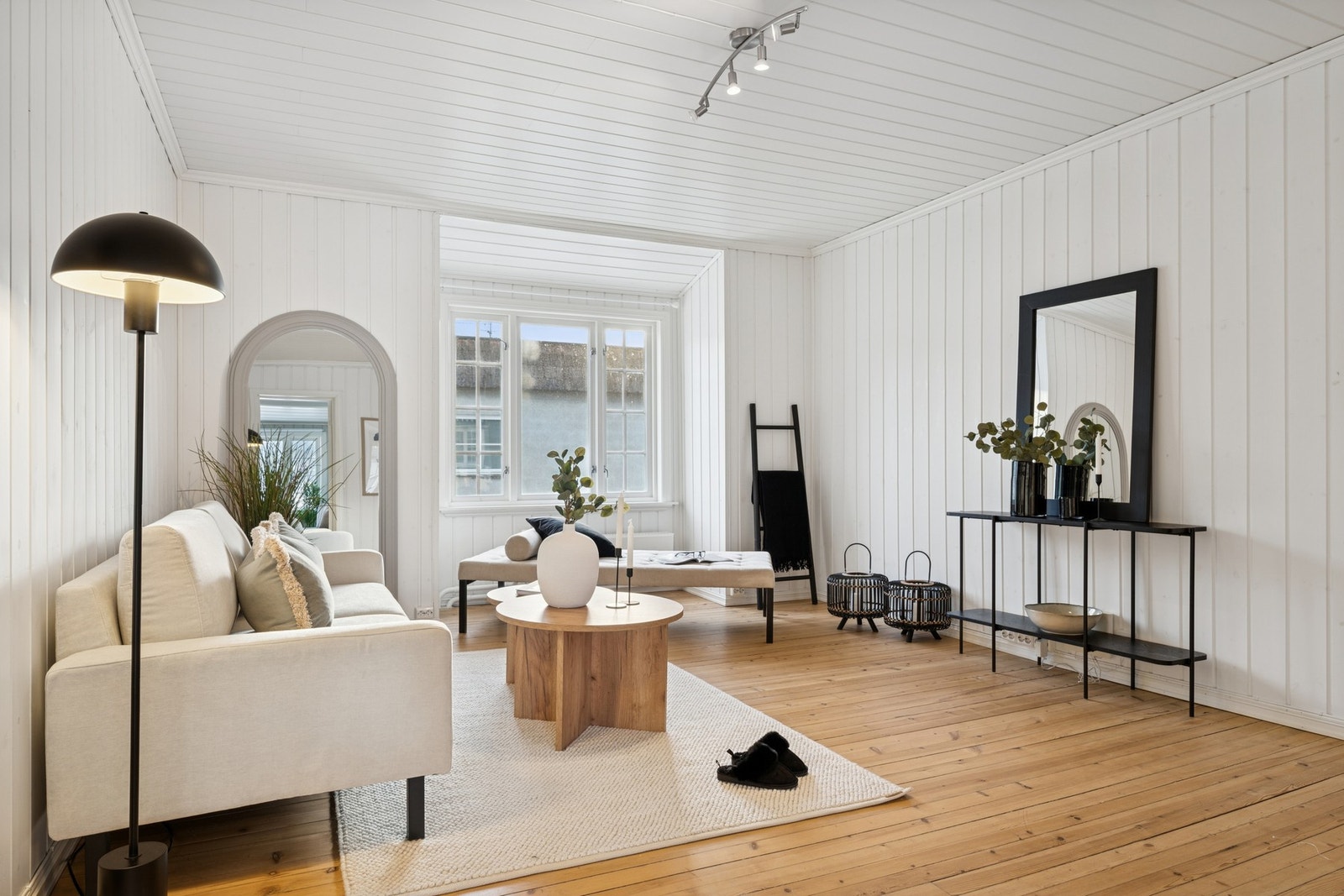 Store vindusflater slipper godt med naturlig lys inn. Galleribilde