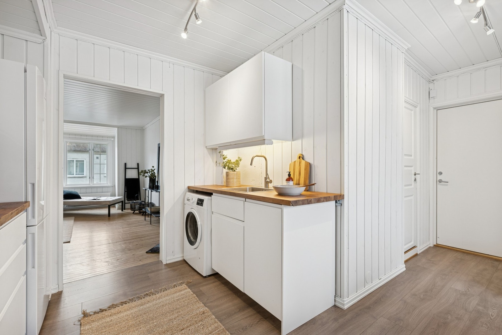 Det er plass til vaskemaskin på kjøkkenet. Galleribilde