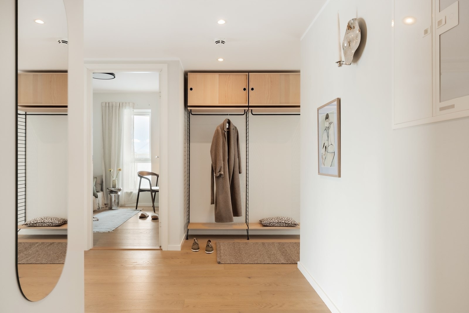 Entré og gang har mange muligheter for garderobe og oppbevaring. Galleribilde