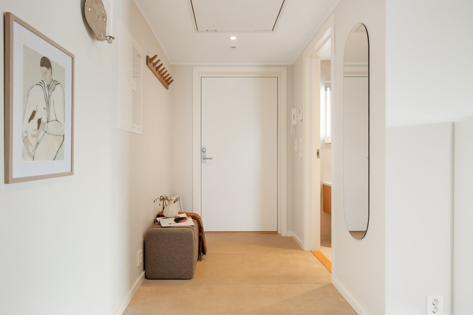 Du møtes av en romslig entré med store fliser og gulvvarme. Her er det god plass til å henge fra seg både jakker og sko. Porttelefon og innfelt sikringsskap. Galleribilde