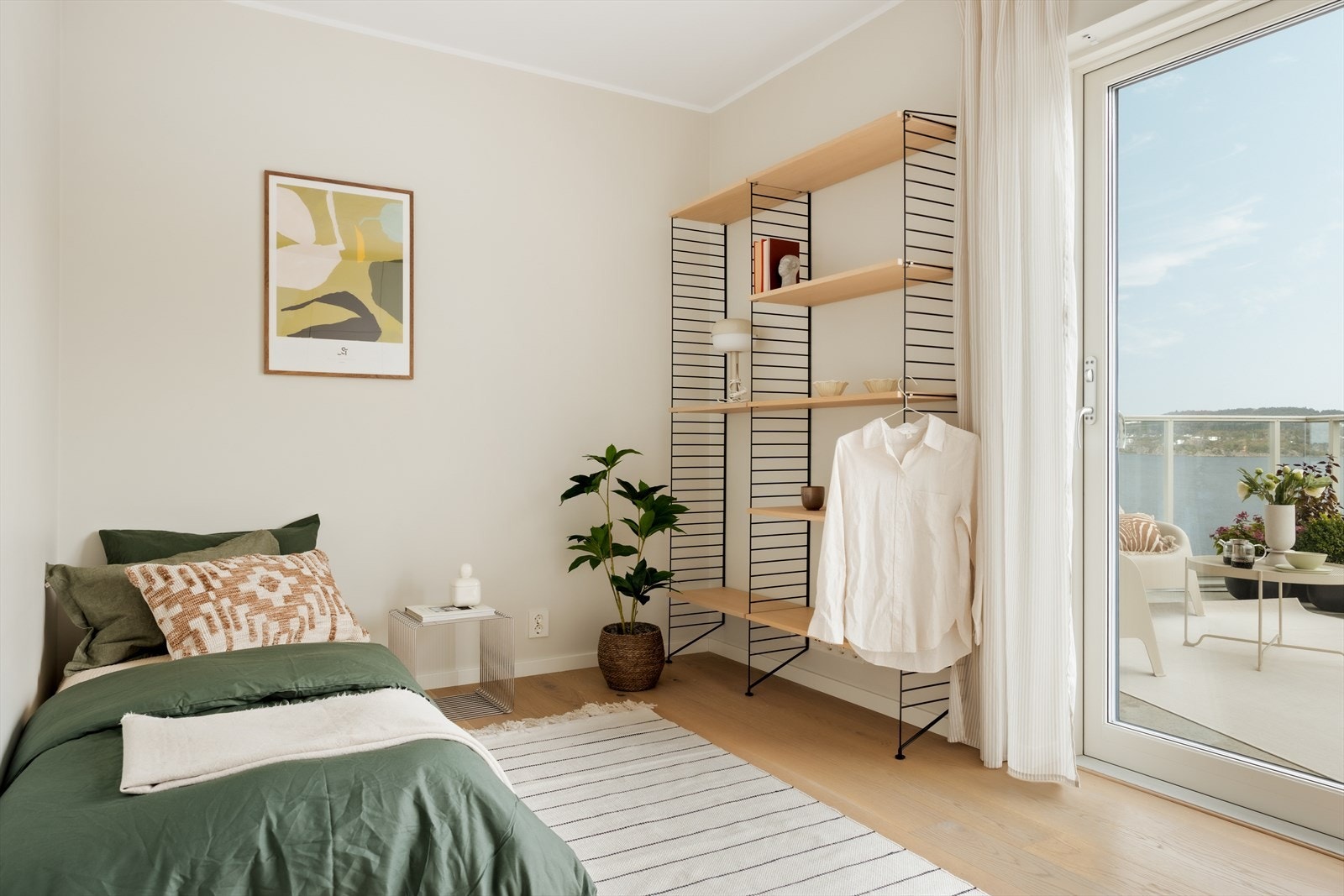 Soverommene er alle av god størrelse og har plass til både stor seng, nattbord og ønsket garderobeløsning. Galleribilde