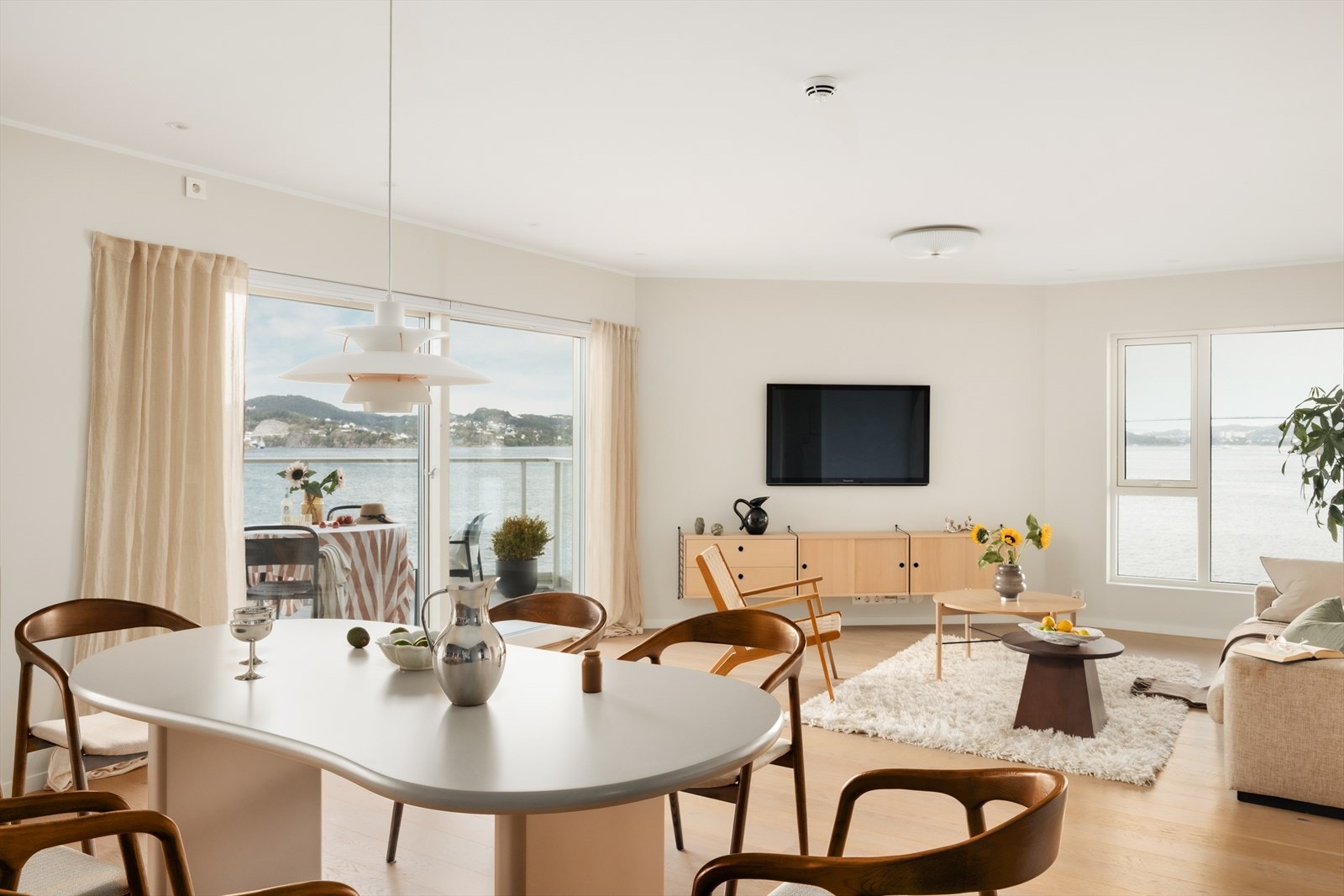 Den gode planløsningen skaper en fin flyt mellom kjøkken og stue med naturlige soner. Galleribilde