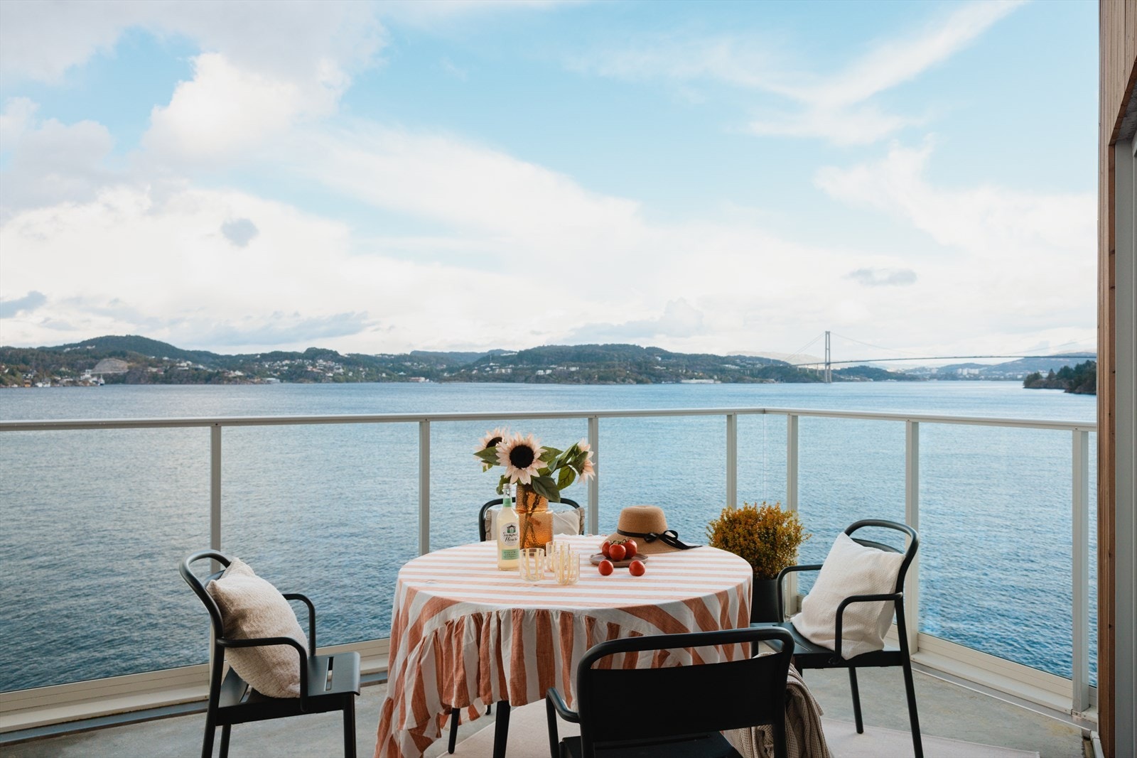 Aktiv Eiendomsmegling v/Roger Glesnes har gleden av å presentere en sjøfront leilighet med utsikt over fjorden og oppgraderinger av høy kvalitet. Galleribilde