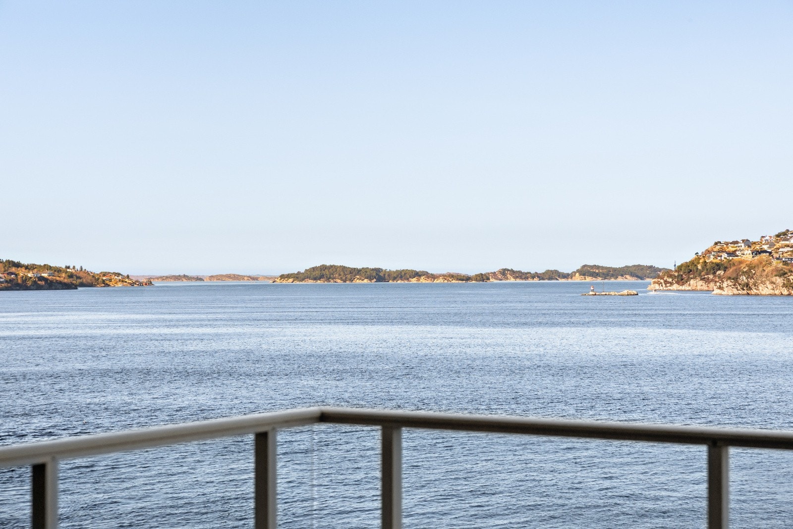 Her er sjøen så nært at man bokstavelig talt kan hoppe i havet. Galleribilde