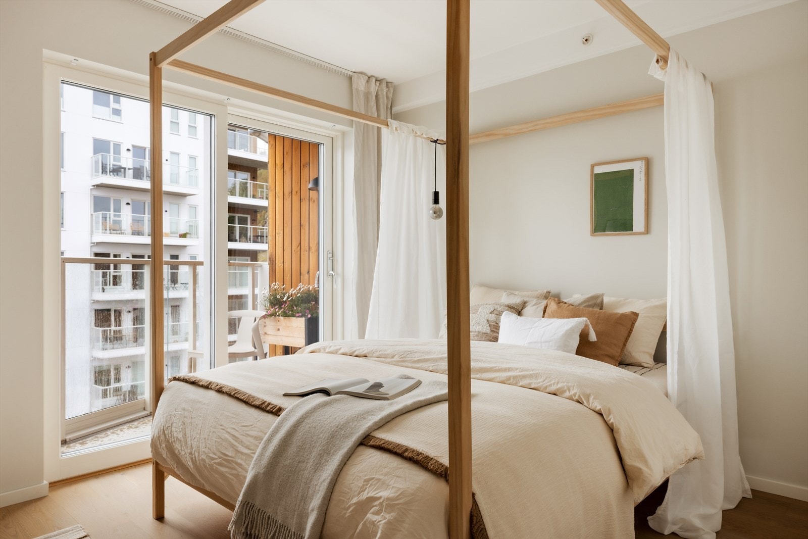 Hovedsoverommet har en liten overbygd balkong med morgensol og bølgeskvulp. Den perfekte måten å starte dagen på. Galleribilde