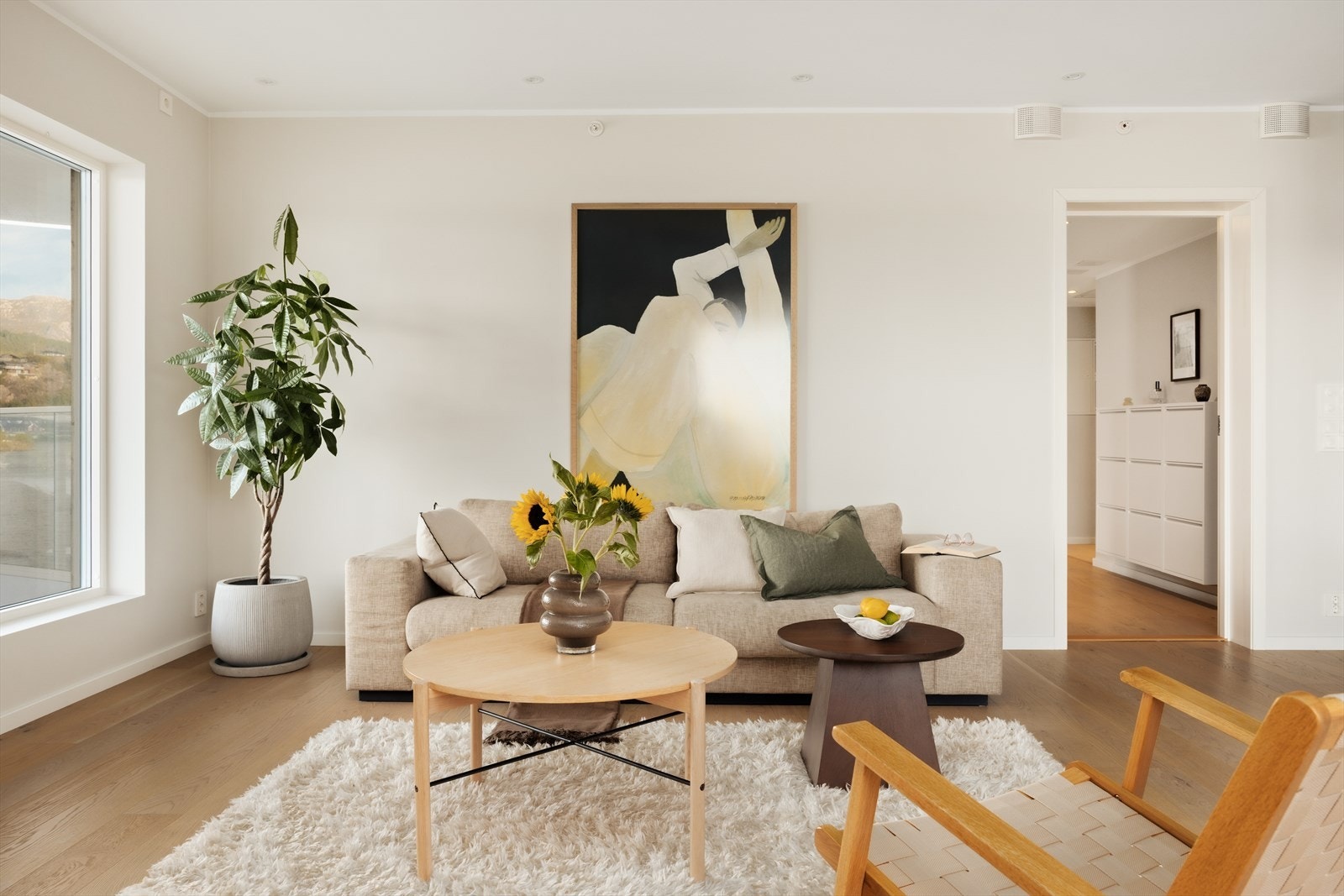 Fra sofaen ser du Hjeltefjorden, Askøybroen og hver eneste solnedgang. Galleribilde