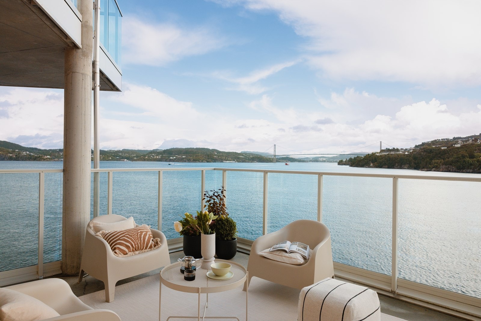 Rikelig med plass til utemøbler, overbygget og stikkontakt til el-grillen. Galleribilde