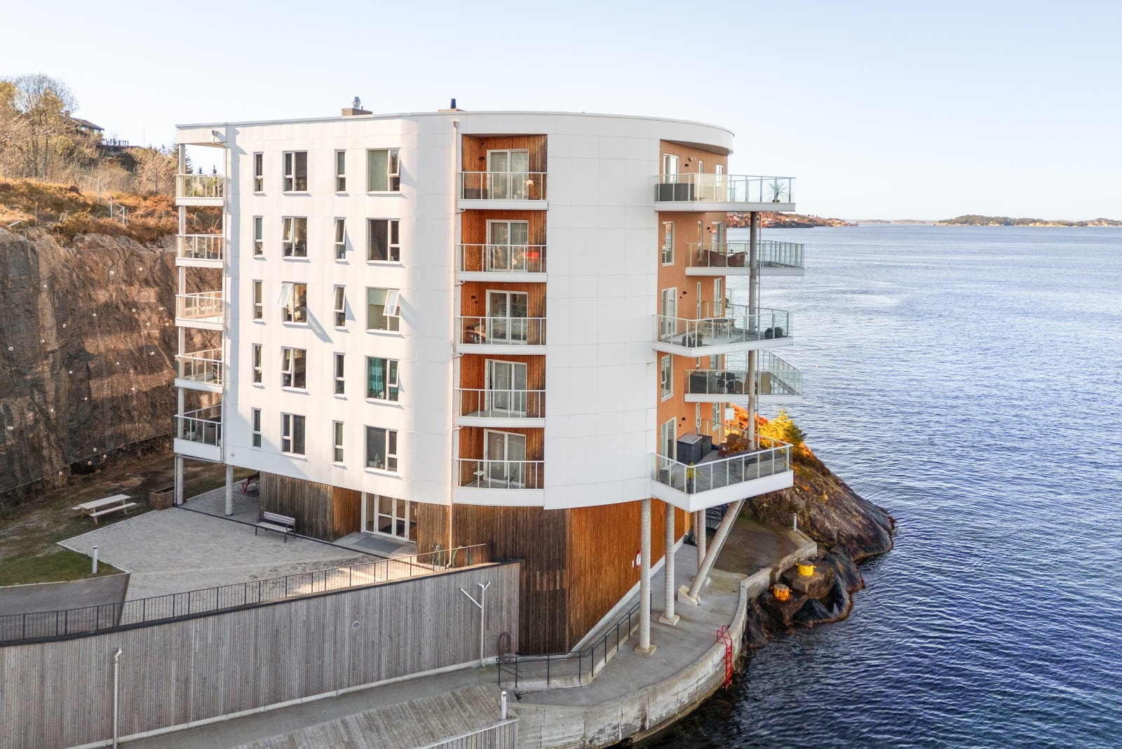 Leiligheten ligger i ytterste blokken på Breivik Brygge. Her er Byfjorden nærmeste nabo. Galleribilde