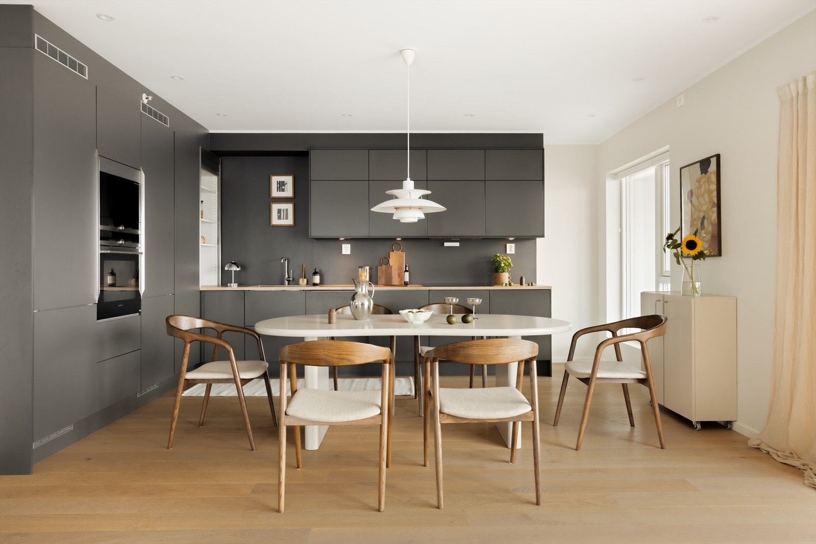 Kjøkken er betydelig oppgradert og utvidet fra standard løsning og blitt et sted hvor kokken virkelig kan utfolde seg. Galleribilde