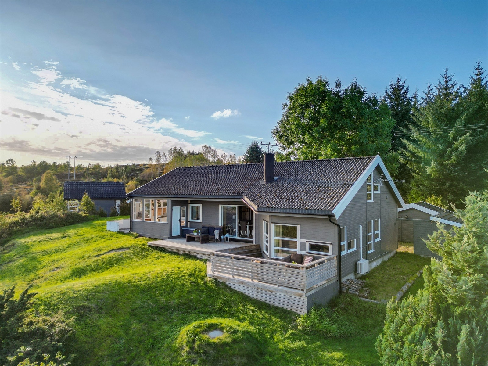 Eiendommen består av en enebolig, en dobbel garasje samt fire uthus (hvorav 3 er godkjent). Galleribilde